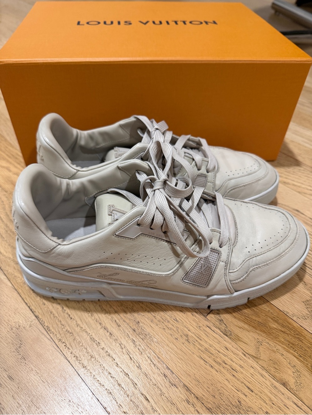 Authentic LV trainer men  beige